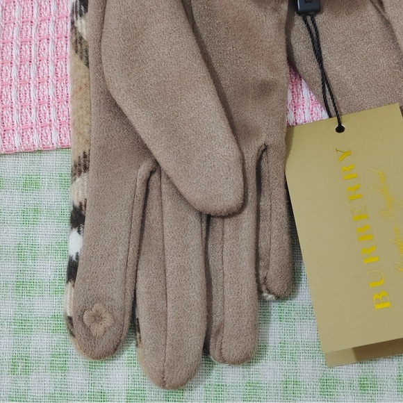 Burberry Checkered Fur-Trimmed Gloves - Picture 4 of 8